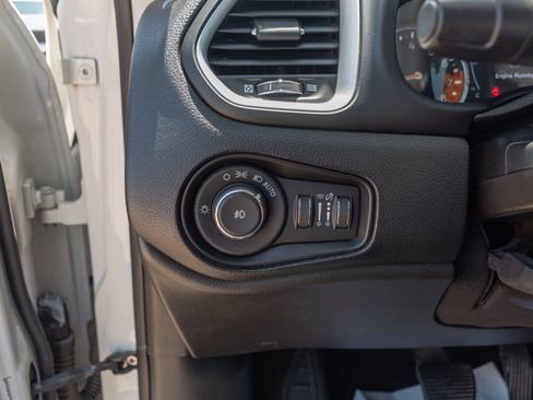 Used 2018 Jeep Renegade Latitude FWD image 10