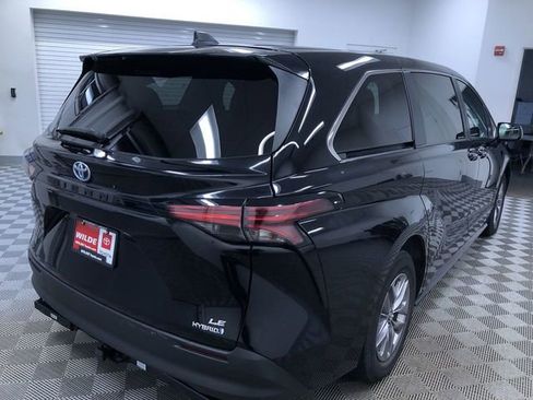 Certified 2022 Toyota Sienna LE image 35