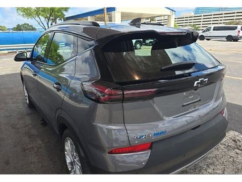 Used 2023 Chevrolet Bolt EUV LT w/ Driver Confidence Package FWD image 4