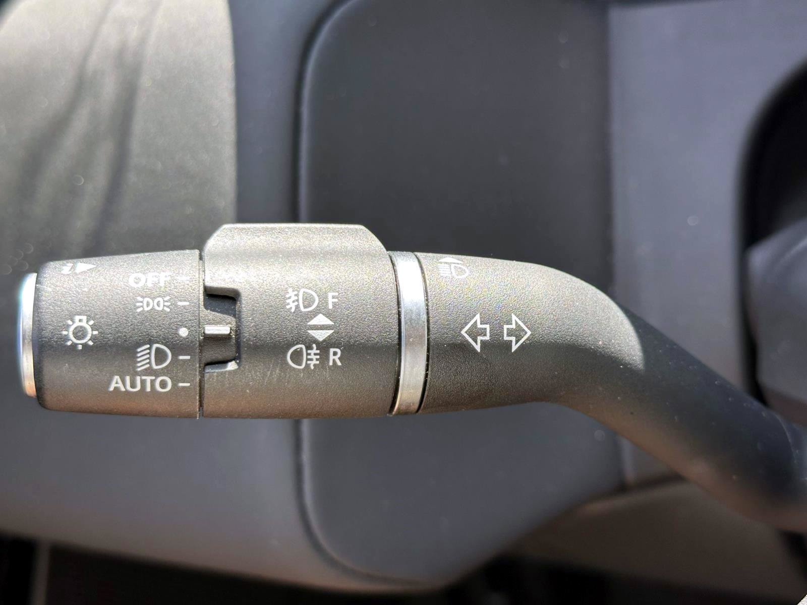 Used 2025 Land Rover Range Rover Velar Dynamic SE AWD/4WD image 33