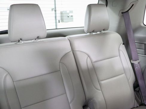 Used 2023 GMC Acadia SLT image 30