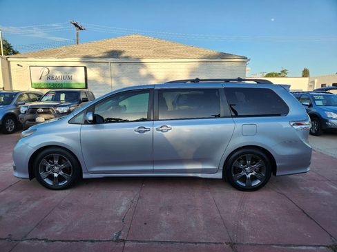 Used 2015 Toyota Sienna SE w/ SE Preferred Package FWD image 2