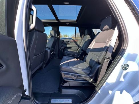 Used 2025 GMC Yukon Denali w/ Sun & Power Step Package image 11