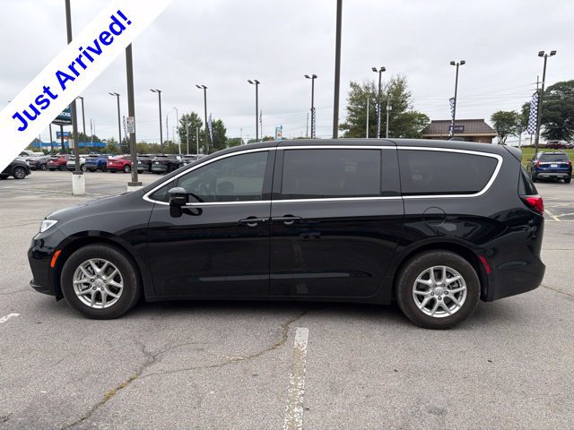 Used 2026 Chrysler Pacifica Select FWD image 4