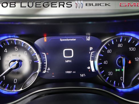 Used 2025 Chrysler Pacifica Limited image 29