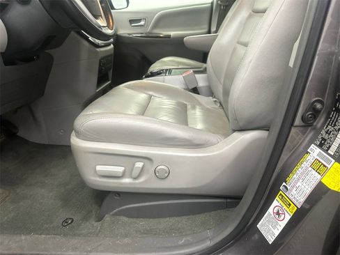 Used 2016 Toyota Sienna L image 10
