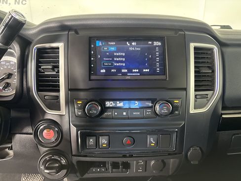 Used 2018 Nissan Titan SV w/ SV Convenience Package image 13