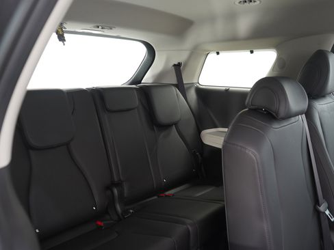 Used 2022 Kia Carnival EX image 13