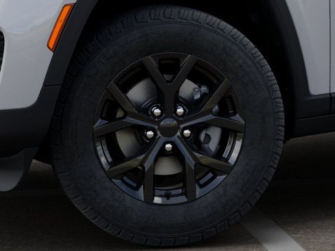 New 2025 Jeep Grand Cherokee Altitude image 8