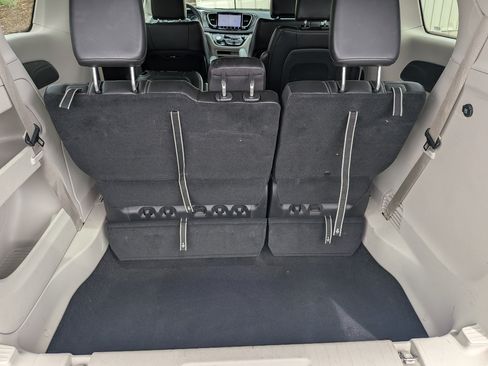 Used 2024 Chrysler Pacifica Touring-L FWD image 25
