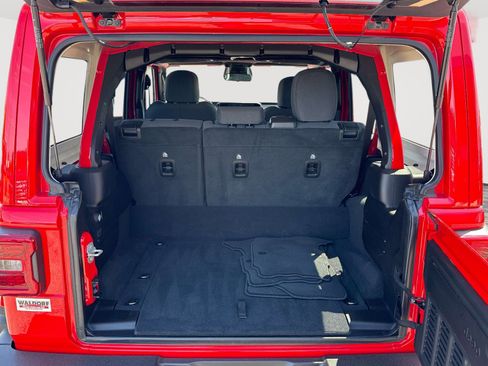 Used 2025 Jeep Wrangler Sahara AWD/4WD image 28