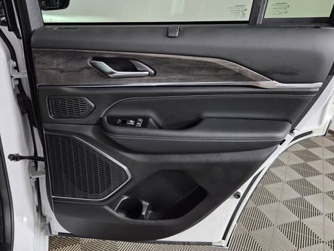 Used 2023 Jeep Grand Cherokee Overland w/ Luxury Tech Group IV image 34