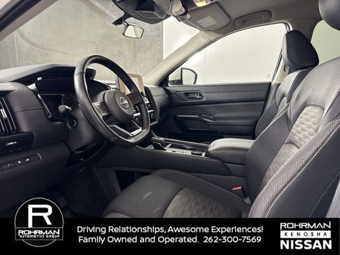 Certified 2025 Nissan Pathfinder SV image 4