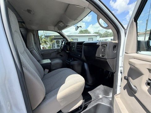 Used 2009 Chevrolet Express 2500 RWD image 18