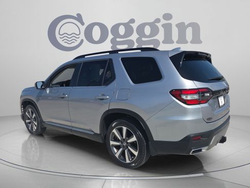 Used 2023 Honda Pilot Touring image 3