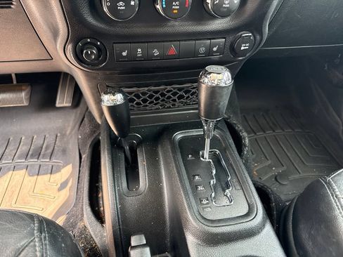 Used 2018 Jeep Wrangler Unlimited Sahara AWD/4WD image 15