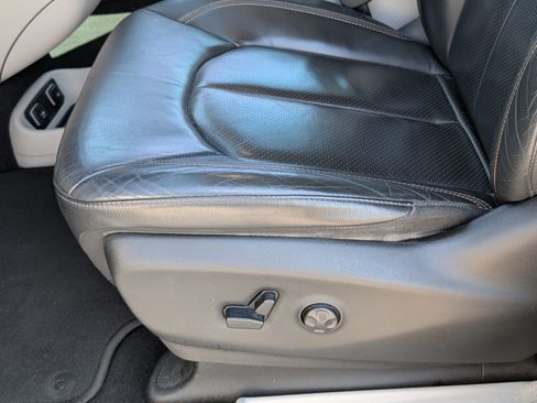 Used 2018 Chrysler Pacifica Touring-L Plus w/ Tire & Wheel Group FWD image 11