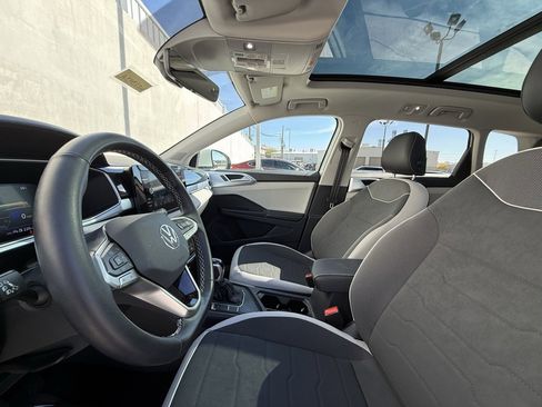 Certified 2025 Volkswagen Taos SE image 5