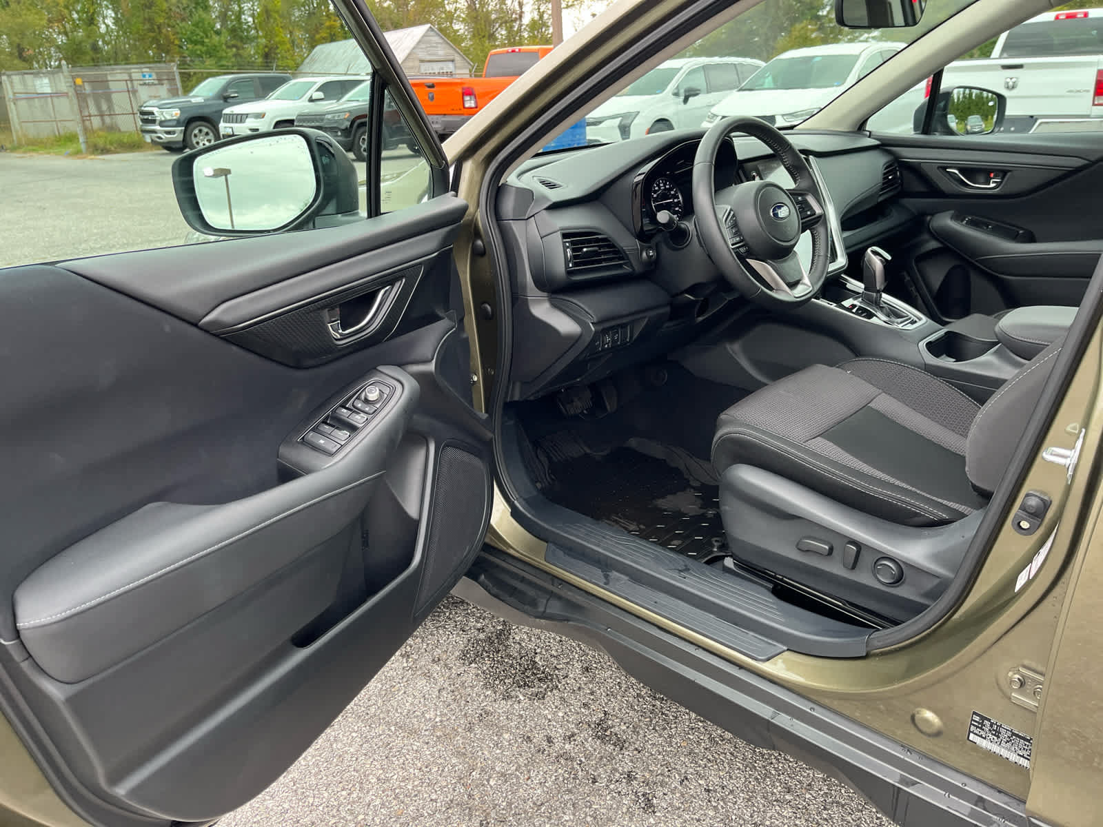 Used 2025 Subaru Outback Premium AWD/4WD image 9