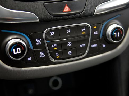 Used 2018 Chevrolet Equinox LT FWD image 24