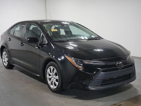 Used 2024 Toyota Corolla LE FWD image 3