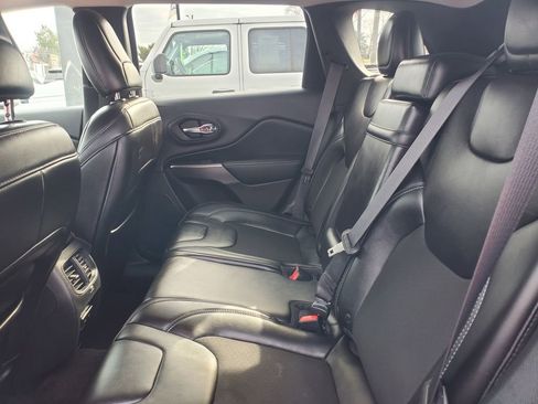 Used 2019 Jeep Cherokee Latitude Plus FWD image 30