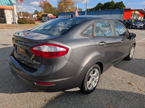 Used 2015 Ford Fiesta SE image 5