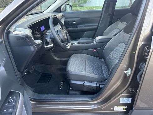 Certified 2025 Nissan Kicks SV image 9