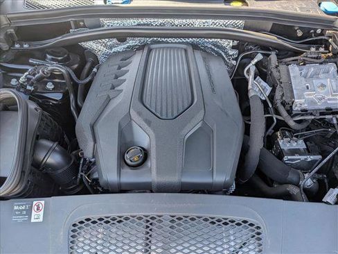 Used 2025 Porsche Macan AWD/4WD image 24