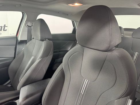 Used 2025 Hyundai Elantra SEL image 3