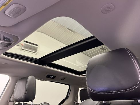 Used 2022 Chrysler Pacifica Limited w/ Uconnect Theater Family Group image 7