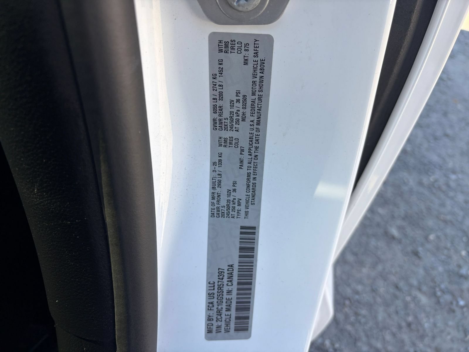 Used 2025 Chrysler Pacifica Limited FWD image 33