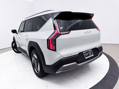 Used 2024 Kia EV9 Wind image 3