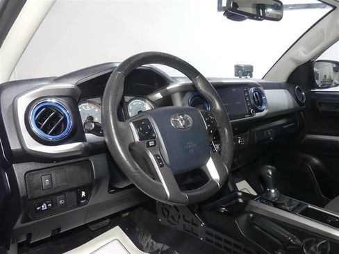 Used 2020 Toyota Tacoma SR5 w/ Blackout Package AWD/4WD image 21