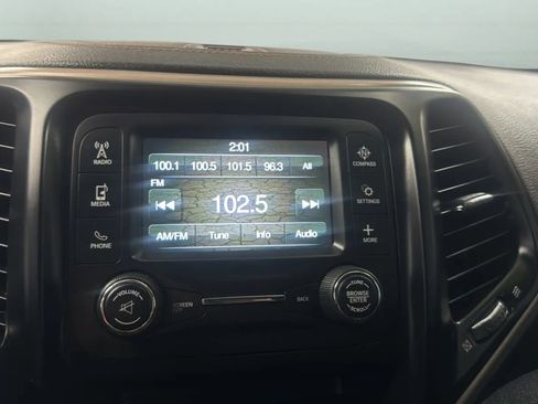 Used 2017 Jeep Cherokee Sport FWD image 13