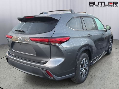 Used 2022 Toyota Highlander XLE FWD image 8