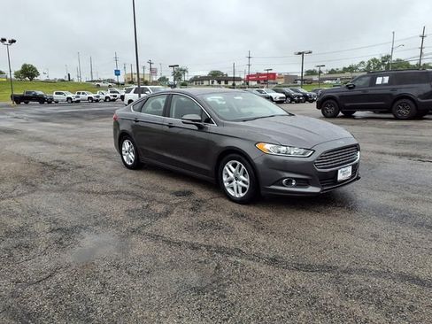Used 2016 Ford Fusion SE w/ Equipment Group 202A FWD image 8
