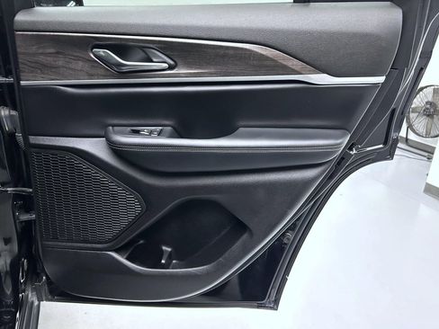 Used 2024 Jeep Grand Cherokee Limited w/ Black Appearance Package image 17