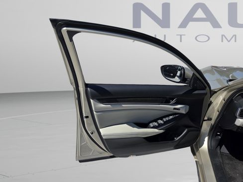 Used 2018 Honda Accord Touring image 7