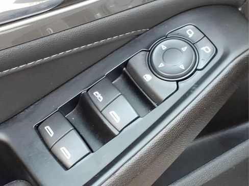 Used 2023 Chevrolet Traverse LT FWD image 17