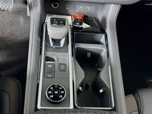 New 2025 Nissan Pathfinder SL image 19