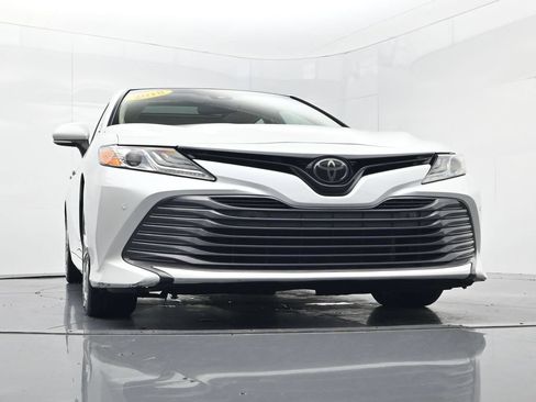 Used 2018 Toyota Camry XLE FWD image 37