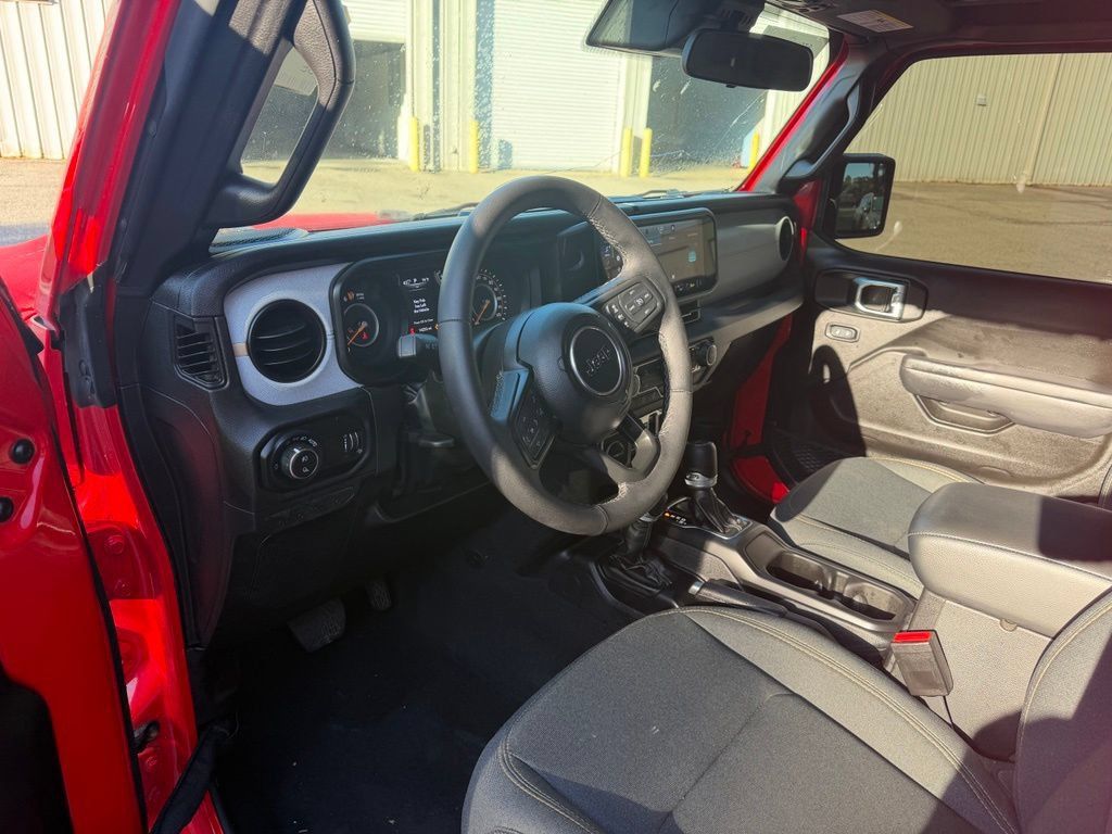 Used 2025 Jeep Gladiator Sport AWD/4WD image 9