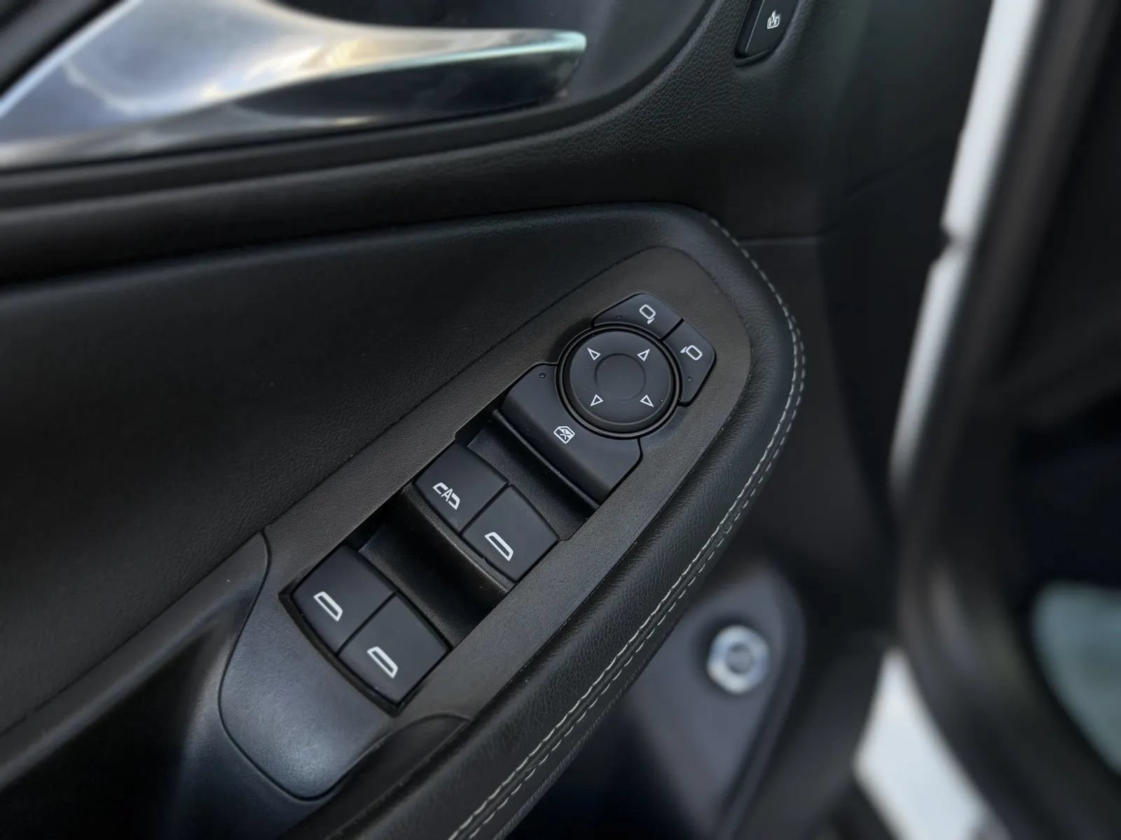 Used 2023 Buick Encore GX Essence w/ Experience Buick Package FWD image 27