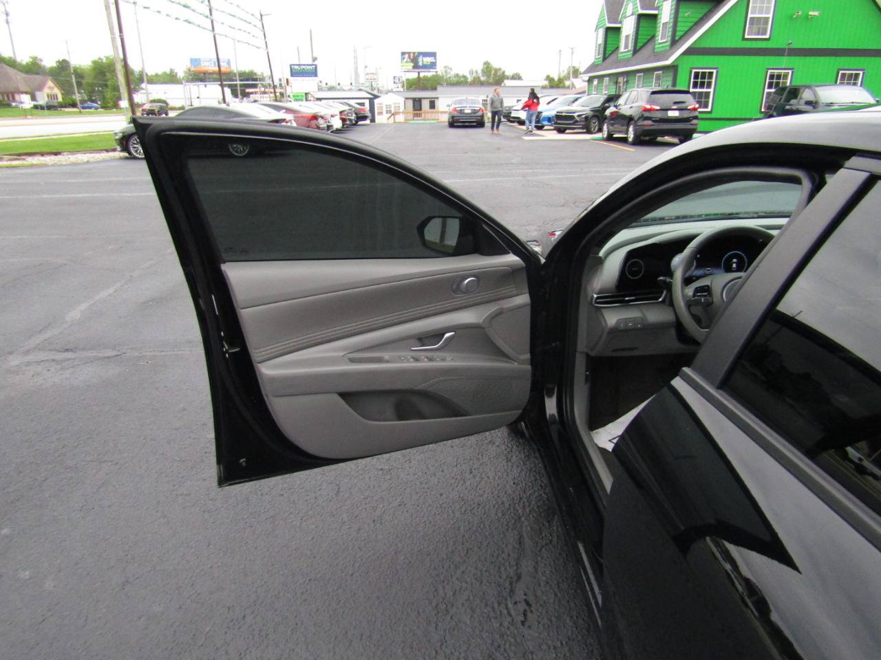 Used 2023 Hyundai Elantra SEL w/ Convenience Package FWD image 10