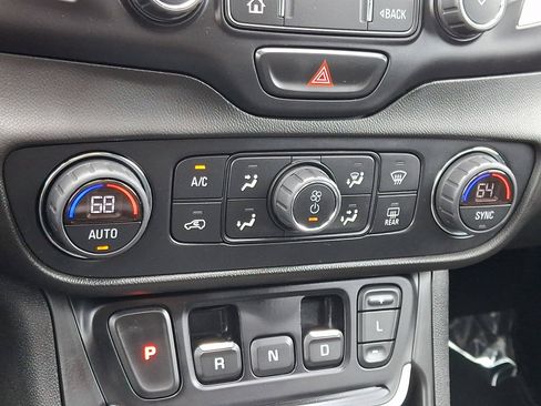 Used 2019 GMC Terrain SLE w/ Driver Convenience Package AWD/4WD image 16
