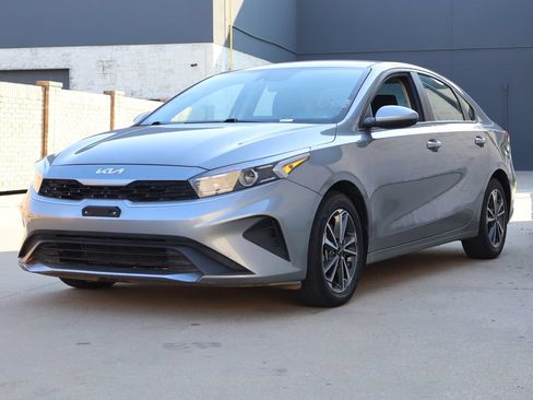 Used 2023 Kia Forte LXS FWD image 2