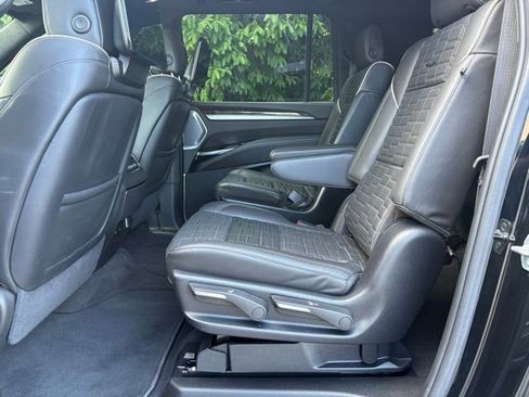 Used 2025 Cadillac Escalade ESV Sport Platinum w/ LPO, ONYX Package AWD/4WD image 17