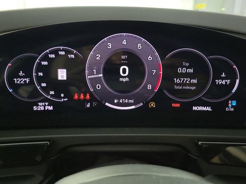 Used 2025 Porsche Cayenne AWD/4WD image 19