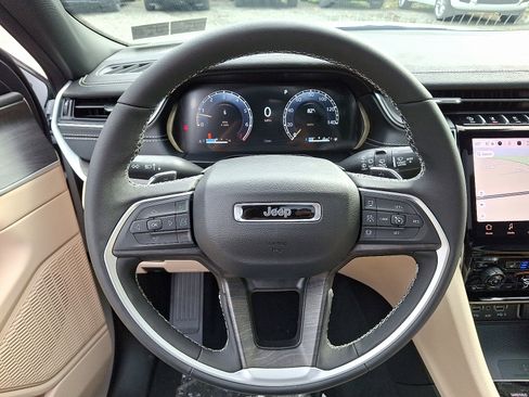 New 2025 Jeep Grand Cherokee Limited w/ Luxury Tech Group II image 10